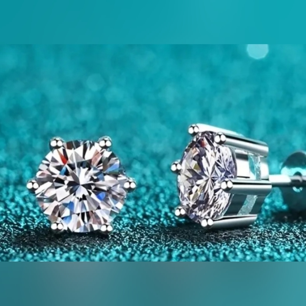 Dazzling 2ctCrystal Stud Earringsin sterling silver. Very beautiful